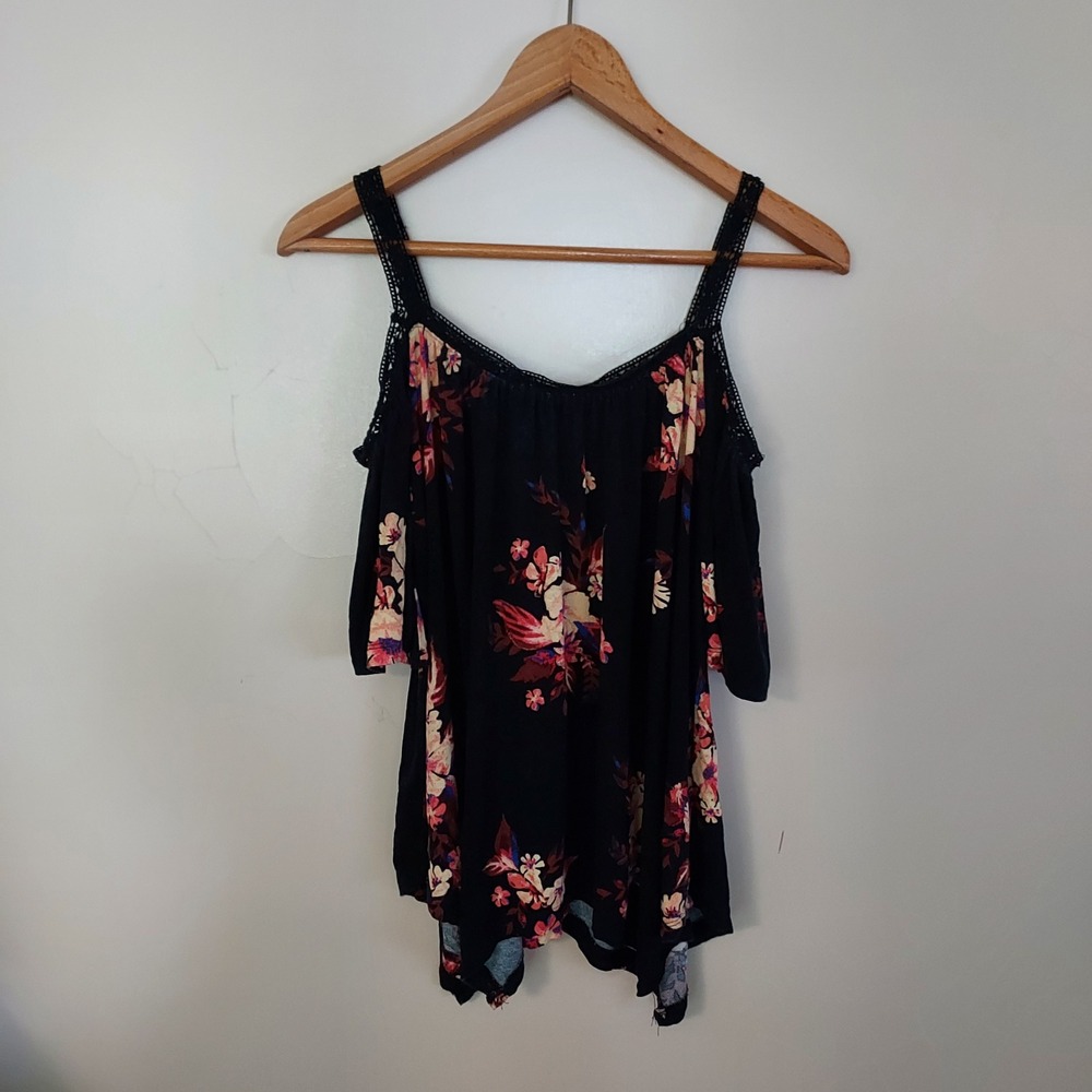 Mudd Womens XS Black Floral Cold Shoulder Crochet Lace Sharkbite Hem Top Blouse